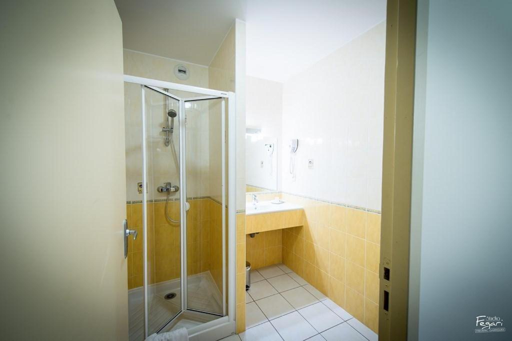 Hotel Le Lion D'Or Saint Geniez d'Olt Ruang foto